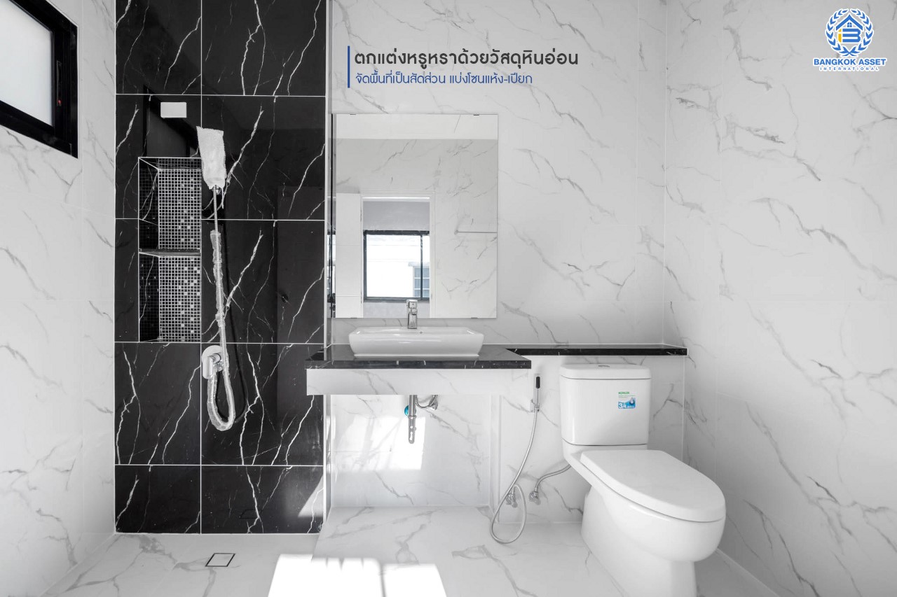 บ้านมือสองตกแต่งใหม่ แบรนด์ LH หลังมุม ดีไซน์สุดหรูหรา เนื้อที่ 121 ตร.ว. ม.ลดาวัลย์ ปิ่นเกล้า-บรมราชชนนี ฟังก์ชันจัดเต็ม 3 ห้องนอน 1 ห้องอเนกประสงค์ชั้นล่าง 3 ห้องน้ำ จอดรถได้ถึง 4 คัน บนพื้นที่ใช้สอยถึง 330 ตร.ม. ทำเลศักยภาพเชื่อมต่อหลายเส้นทาง ใกล้ ม.มหิดล และเซ็นทรัลศาลายา